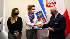 Anna Rybak ze sklepu Silnie z natury odbiera certyfikat 230x130
